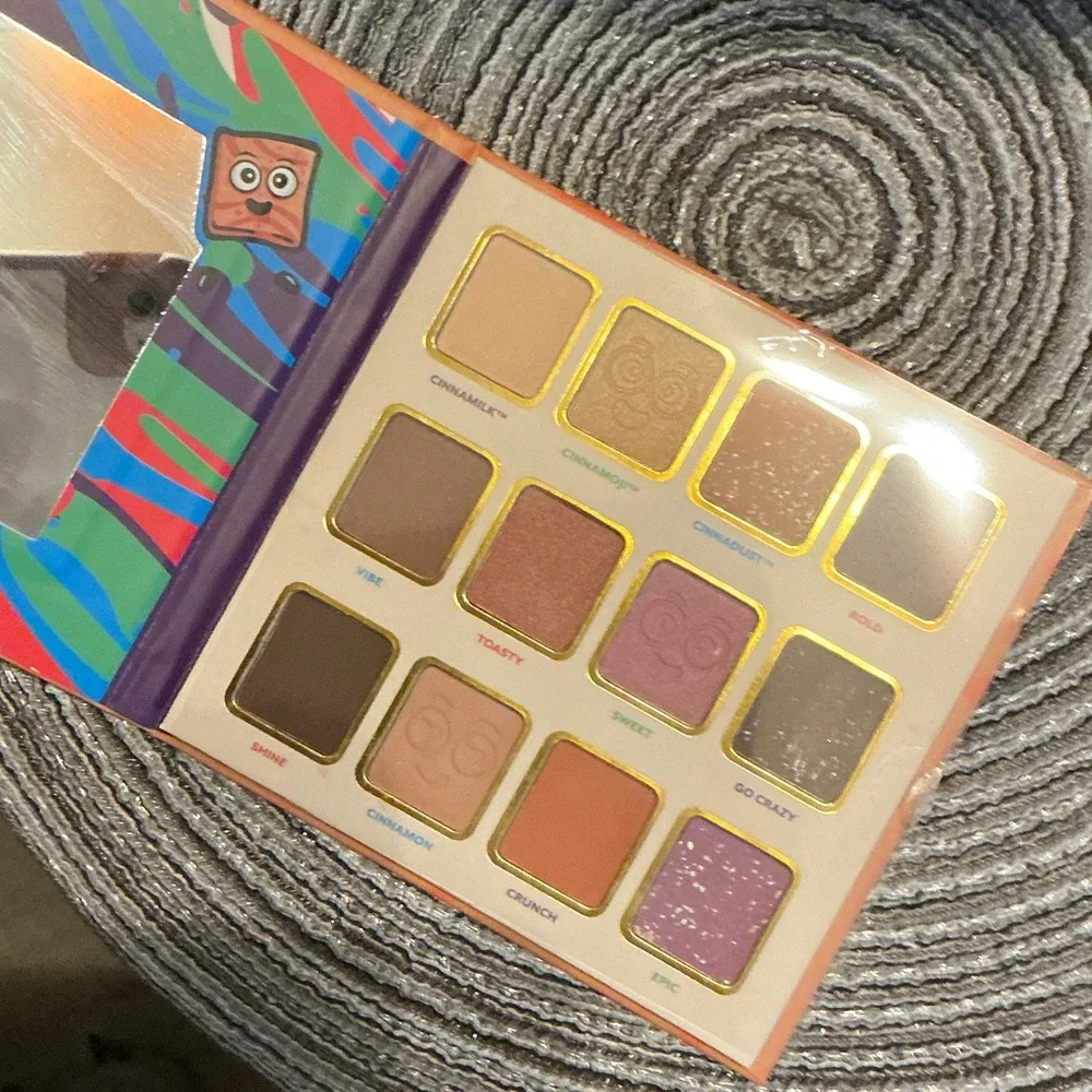 CINNAMON TOAST CRUNCH Eyeshadow Palette - Warm Brown NEW
